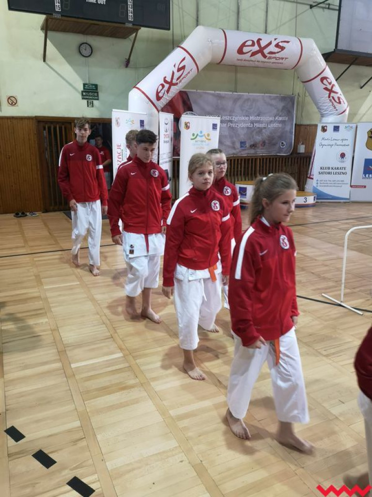 Worek medali przywieziony przez zawodników Wrzesińskiego Klubu Karate z Leszna
