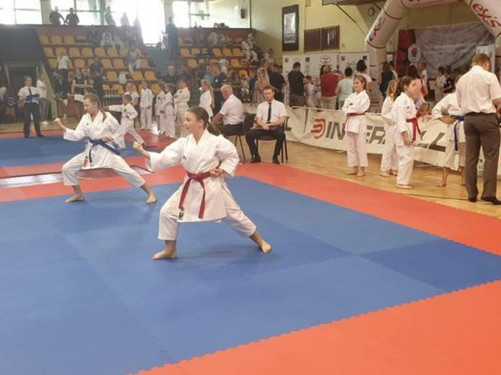 Worek medali przywieziony przez zawodników Wrzesińskiego Klubu Karate z Leszna
