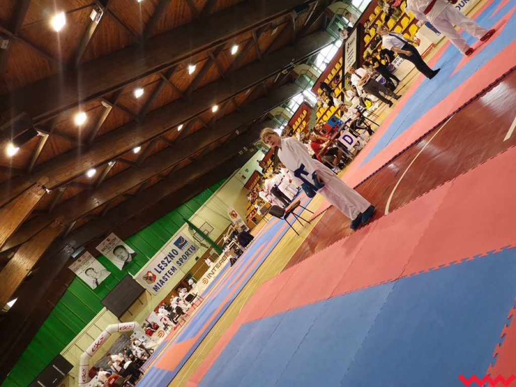 Worek medali przywieziony przez zawodników Wrzesińskiego Klubu Karate z Leszna