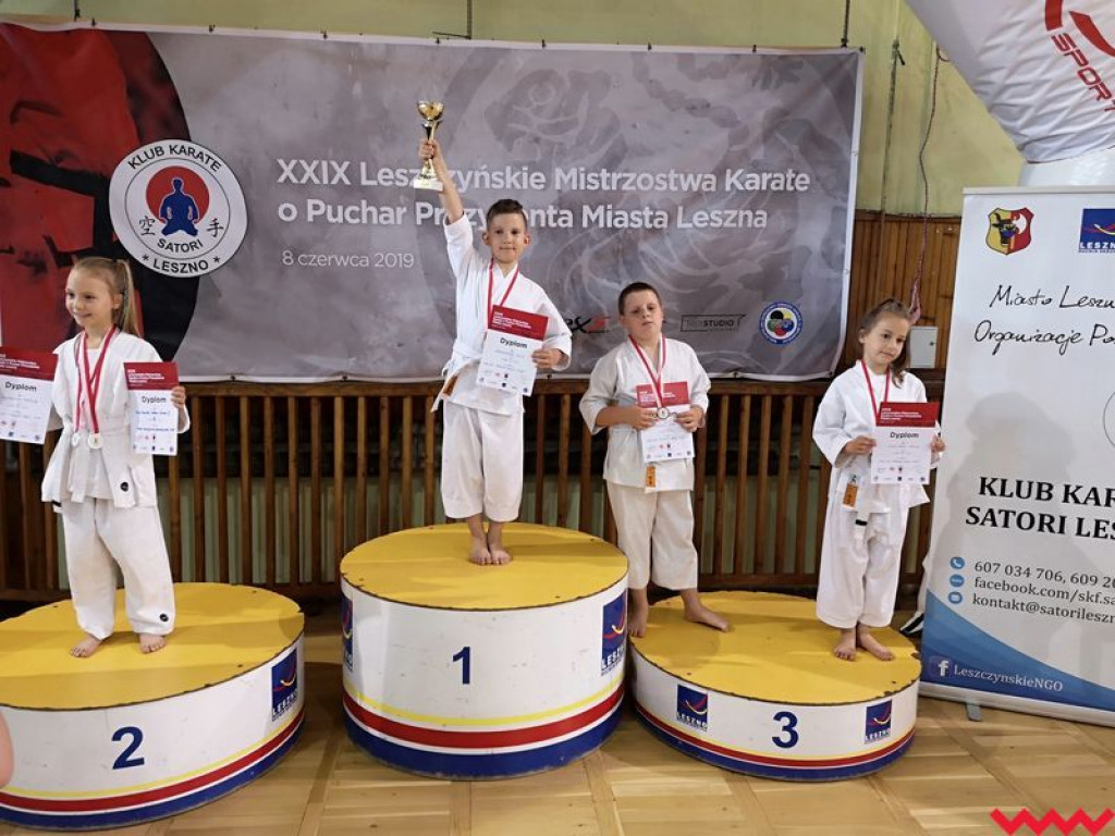 Worek medali przywieziony przez zawodników Wrzesińskiego Klubu Karate z Leszna