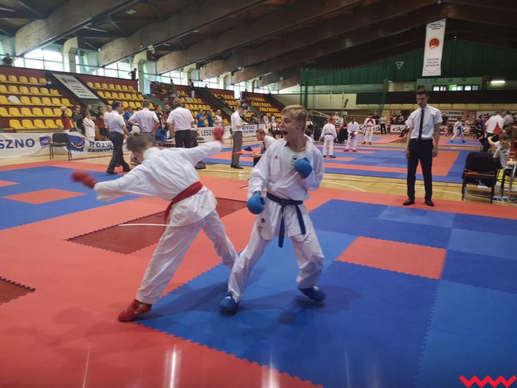 Worek medali przywieziony przez zawodników Wrzesińskiego Klubu Karate z Leszna