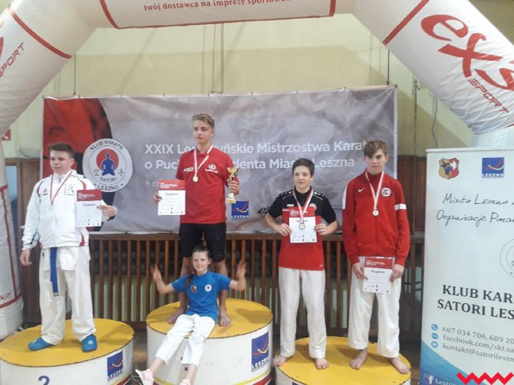 Worek medali przywieziony przez zawodników Wrzesińskiego Klubu Karate z Leszna