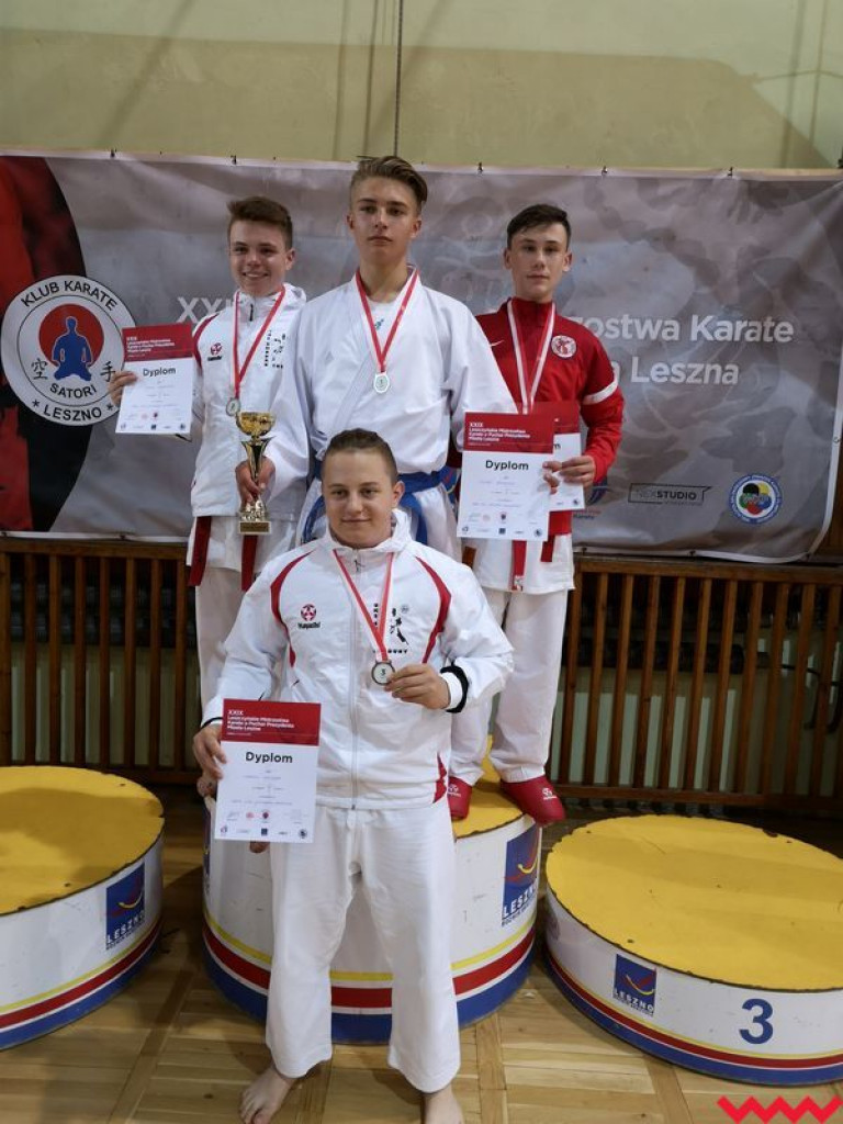 Worek medali przywieziony przez zawodników Wrzesińskiego Klubu Karate z Leszna