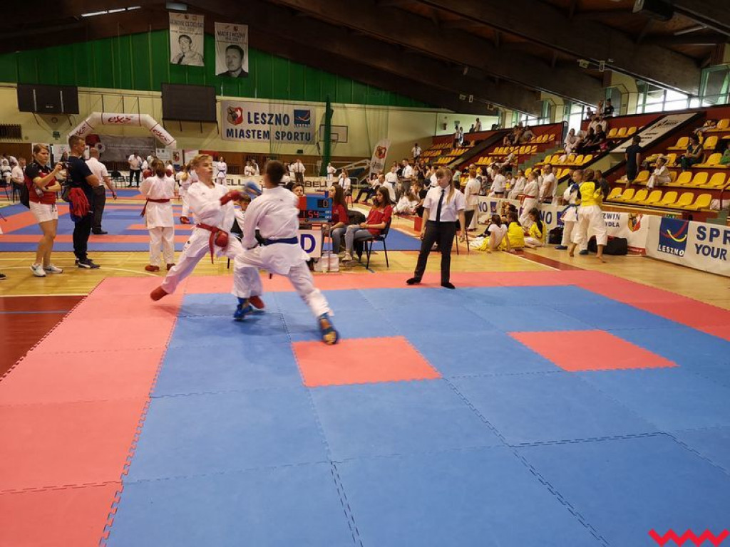 Worek medali przywieziony przez zawodników Wrzesińskiego Klubu Karate z Leszna