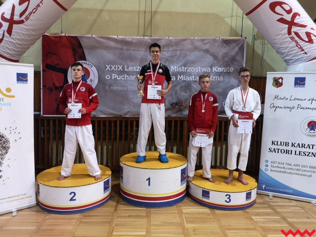 Worek medali przywieziony przez zawodników Wrzesińskiego Klubu Karate z Leszna