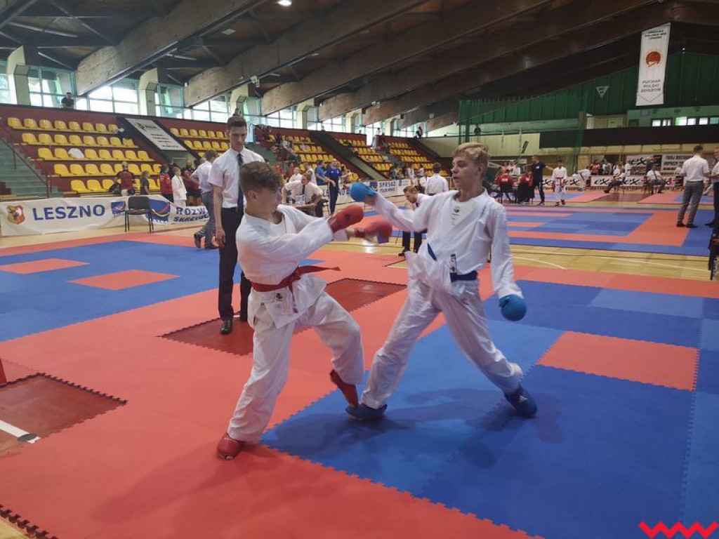 Worek medali przywieziony przez zawodników Wrzesińskiego Klubu Karate z Leszna