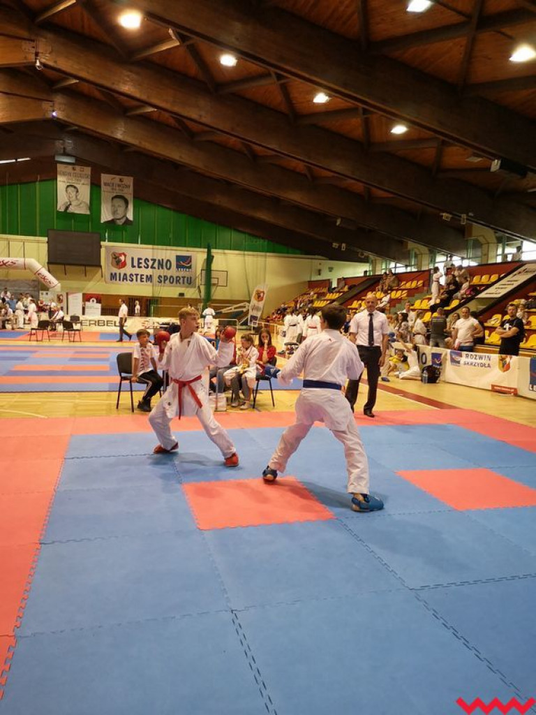 Worek medali przywieziony przez zawodników Wrzesińskiego Klubu Karate z Leszna