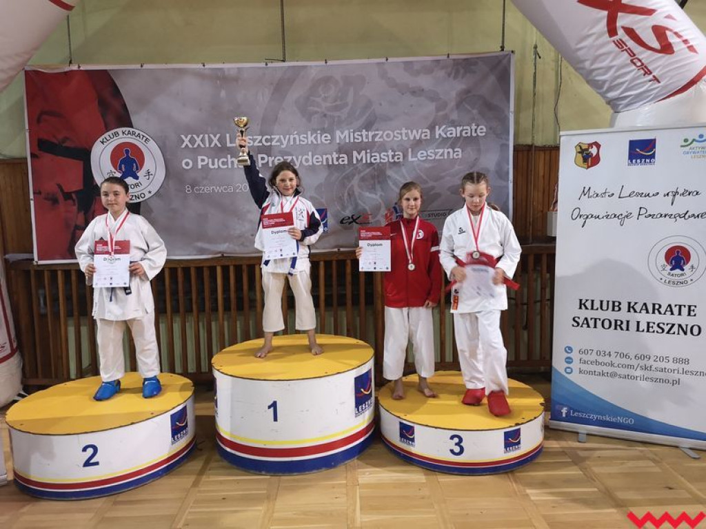 Worek medali przywieziony przez zawodników Wrzesińskiego Klubu Karate z Leszna