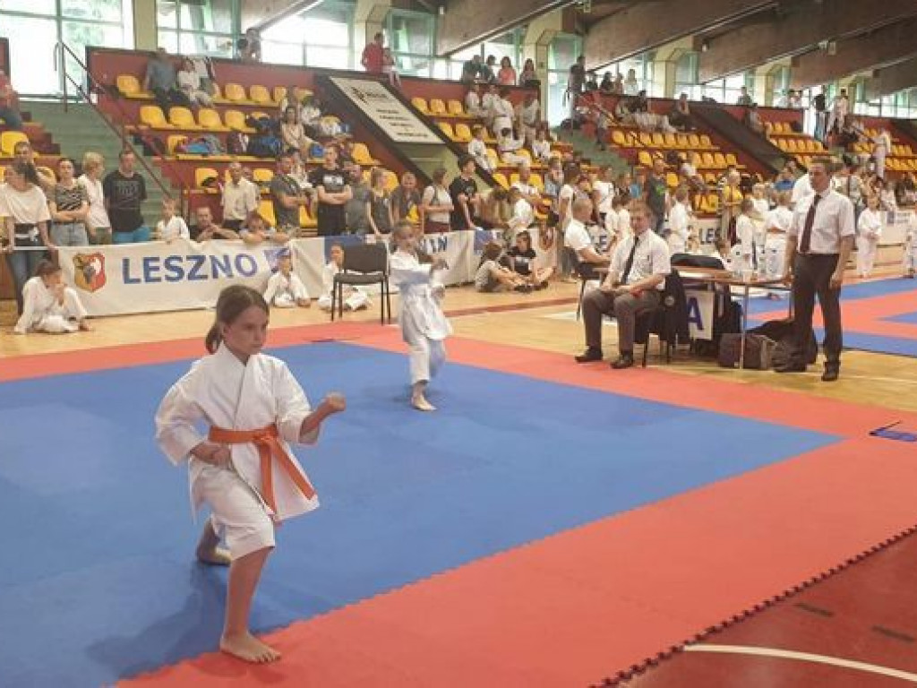 Worek medali przywieziony przez zawodników Wrzesińskiego Klubu Karate z Leszna