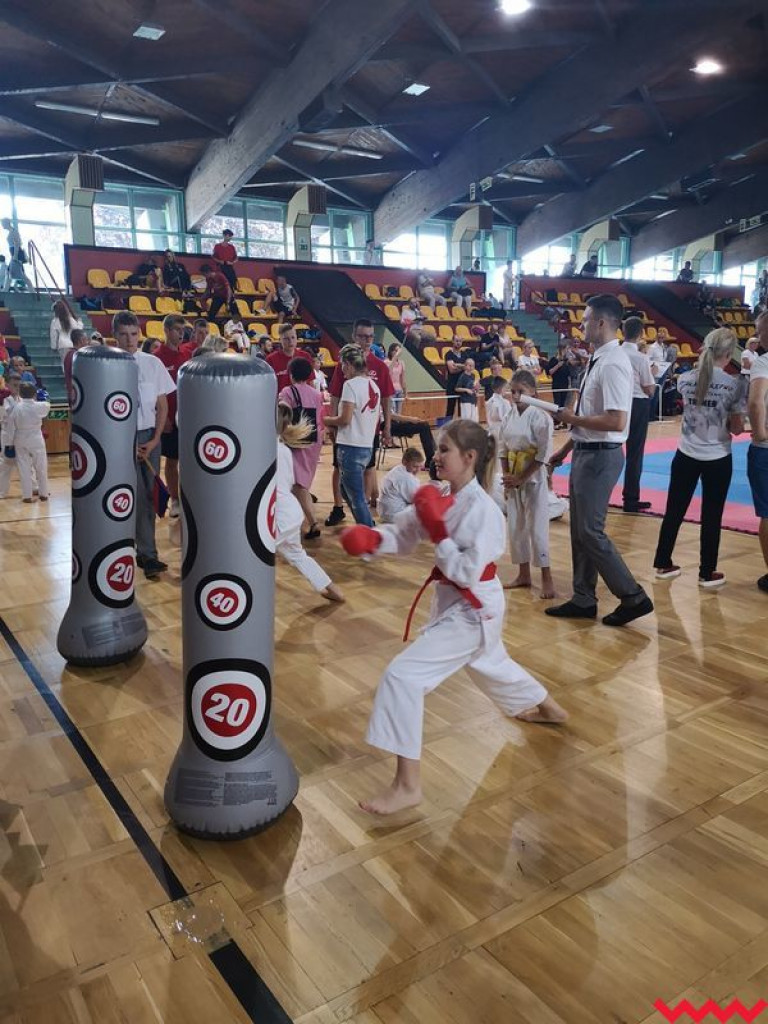 Worek medali przywieziony przez zawodników Wrzesińskiego Klubu Karate z Leszna