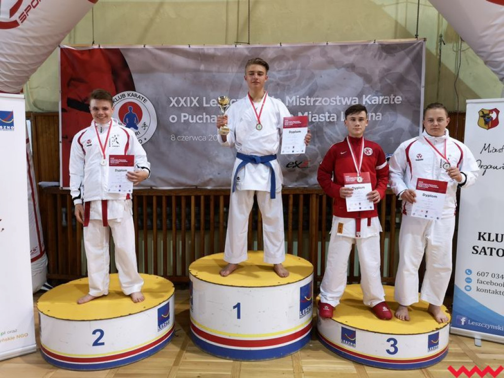 Worek medali przywieziony przez zawodników Wrzesińskiego Klubu Karate z Leszna