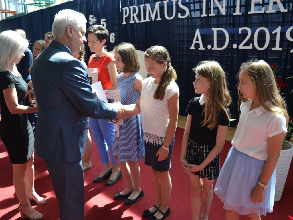 Pierwsi wśród równych. Najlepsi wrzesińscy uczniowie nagrodzeni przez burmistrza