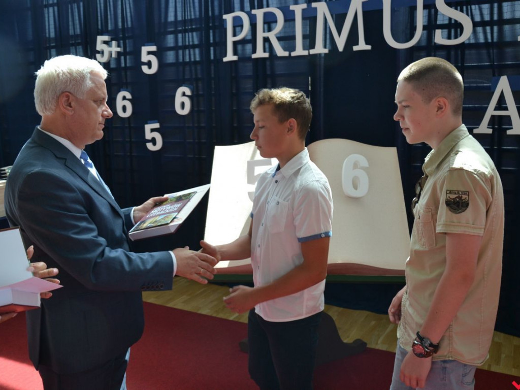 Pierwsi wśród równych. Najlepsi wrzesińscy uczniowie nagrodzeni przez burmistrza