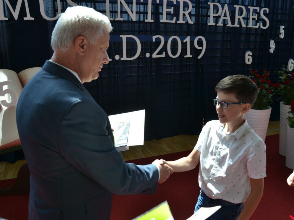 Pierwsi wśród równych. Najlepsi wrzesińscy uczniowie nagrodzeni przez burmistrza