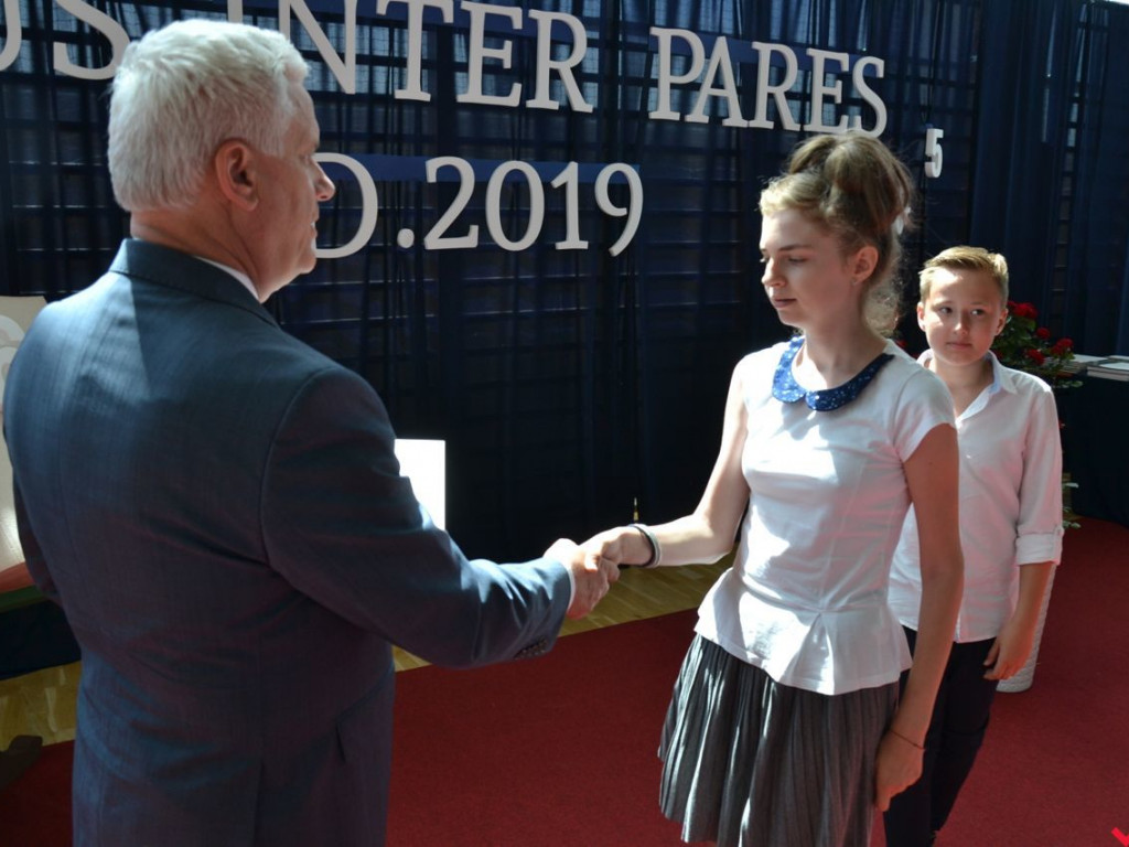 Pierwsi wśród równych. Najlepsi wrzesińscy uczniowie nagrodzeni przez burmistrza