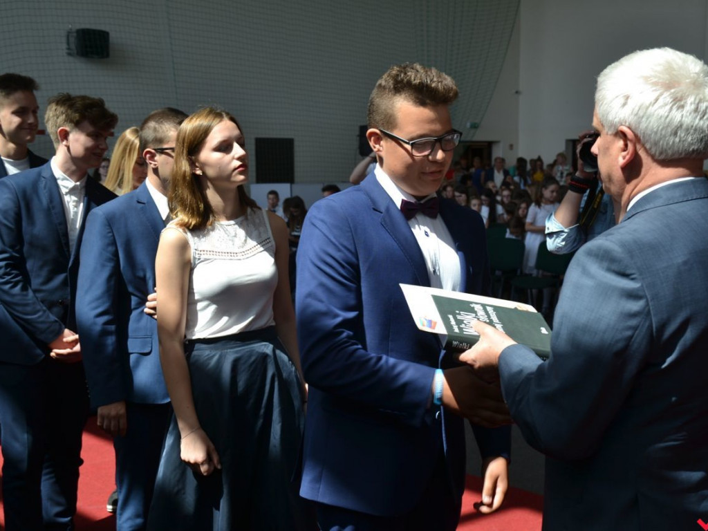 Pierwsi wśród równych. Najlepsi wrzesińscy uczniowie nagrodzeni przez burmistrza