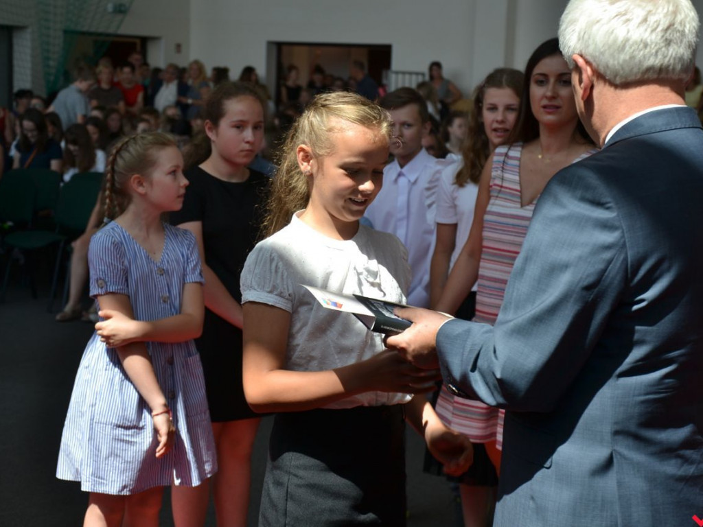 Pierwsi wśród równych. Najlepsi wrzesińscy uczniowie nagrodzeni przez burmistrza