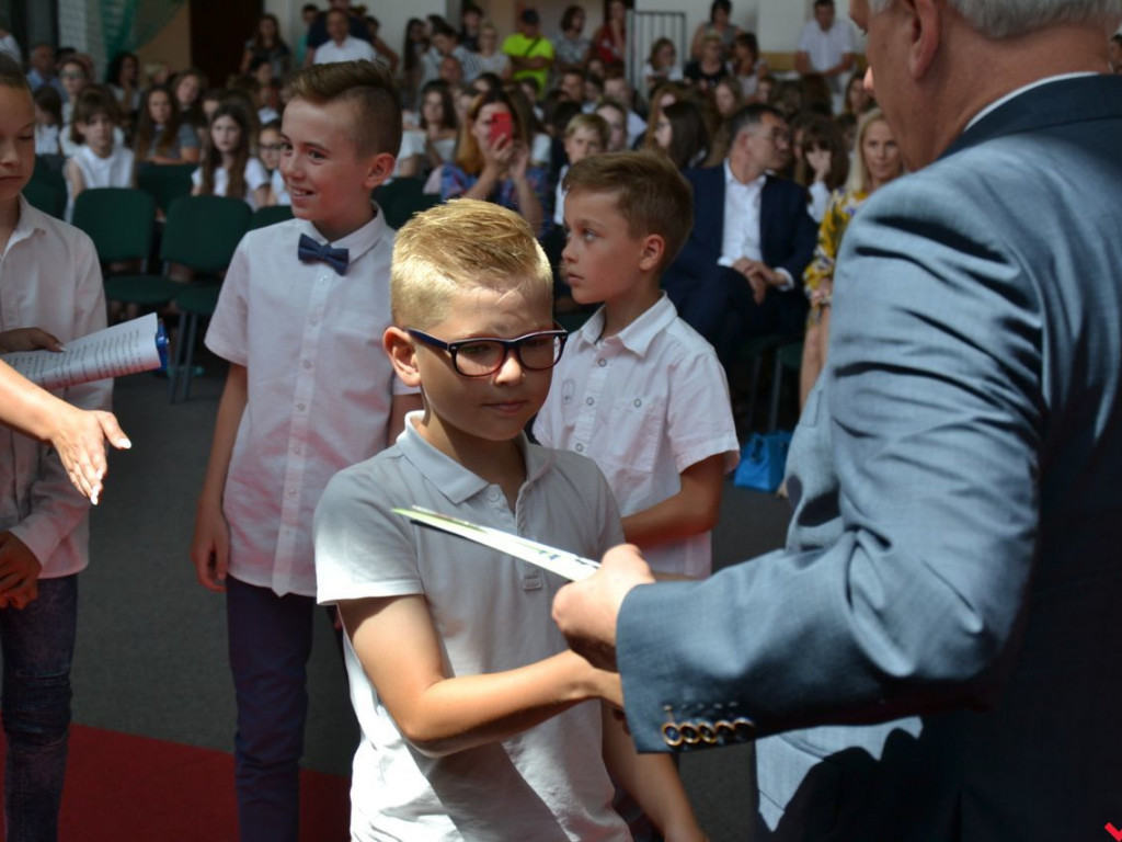 Pierwsi wśród równych. Najlepsi wrzesińscy uczniowie nagrodzeni przez burmistrza