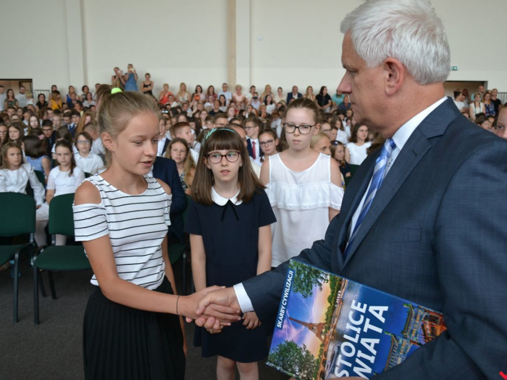 Pierwsi wśród równych. Najlepsi wrzesińscy uczniowie nagrodzeni przez burmistrza
