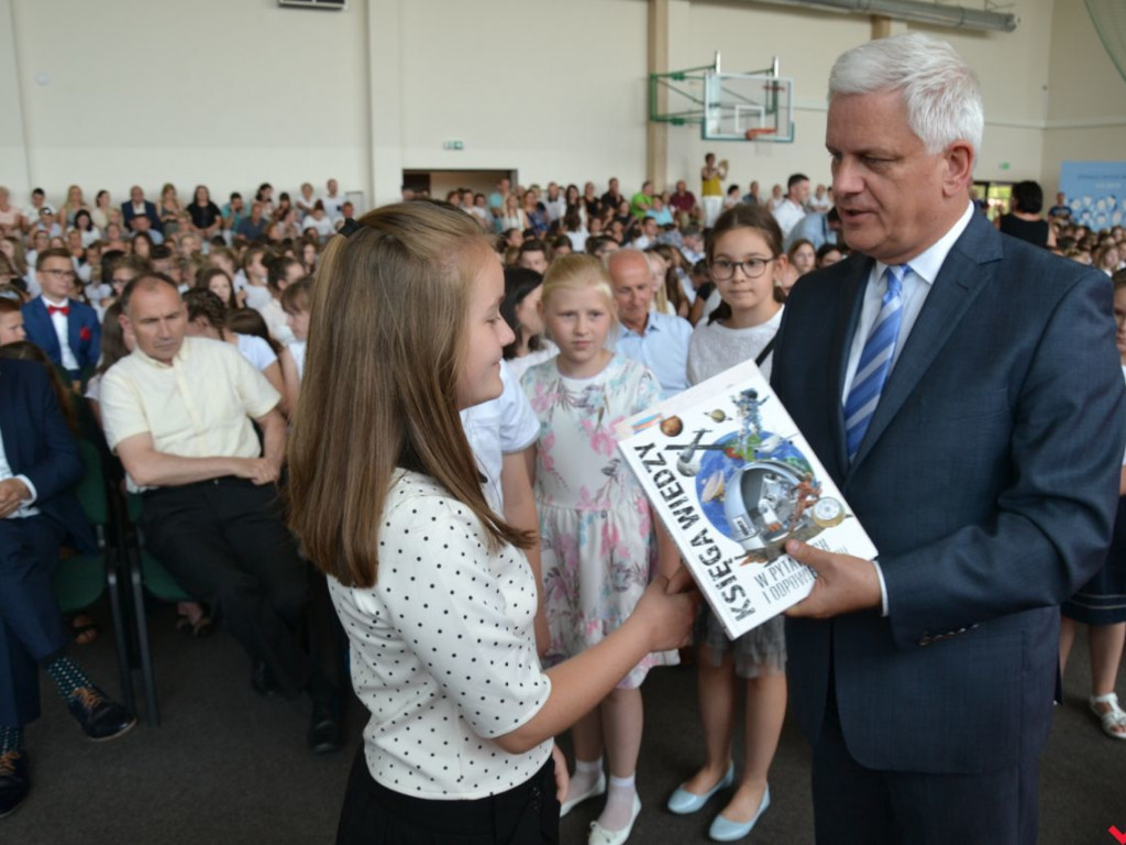 Pierwsi wśród równych. Najlepsi wrzesińscy uczniowie nagrodzeni przez burmistrza