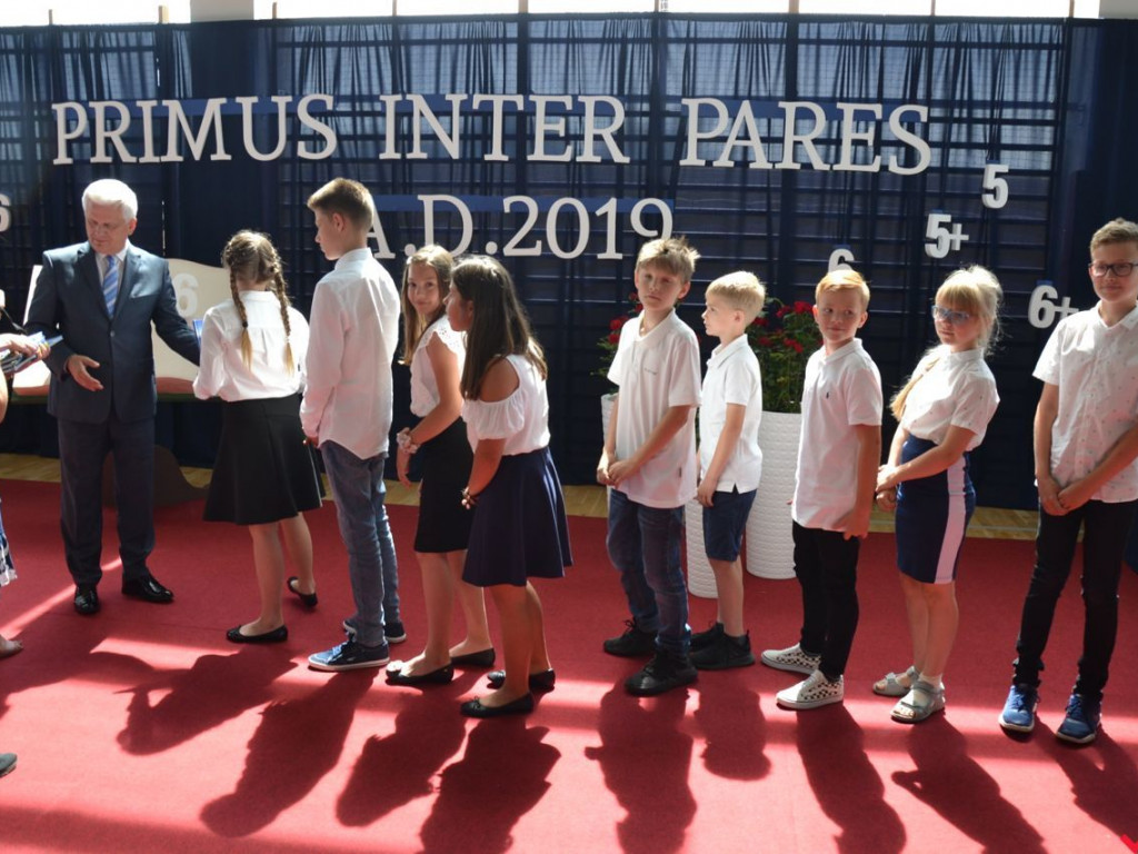 Pierwsi wśród równych. Najlepsi wrzesińscy uczniowie nagrodzeni przez burmistrza