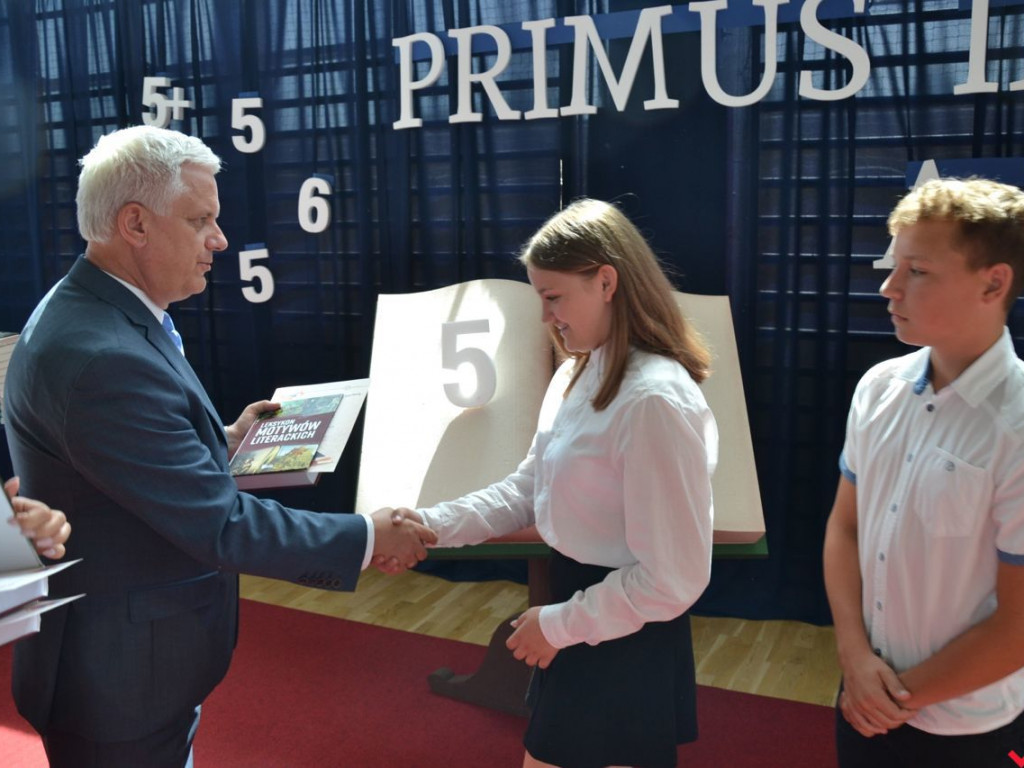 Pierwsi wśród równych. Najlepsi wrzesińscy uczniowie nagrodzeni przez burmistrza