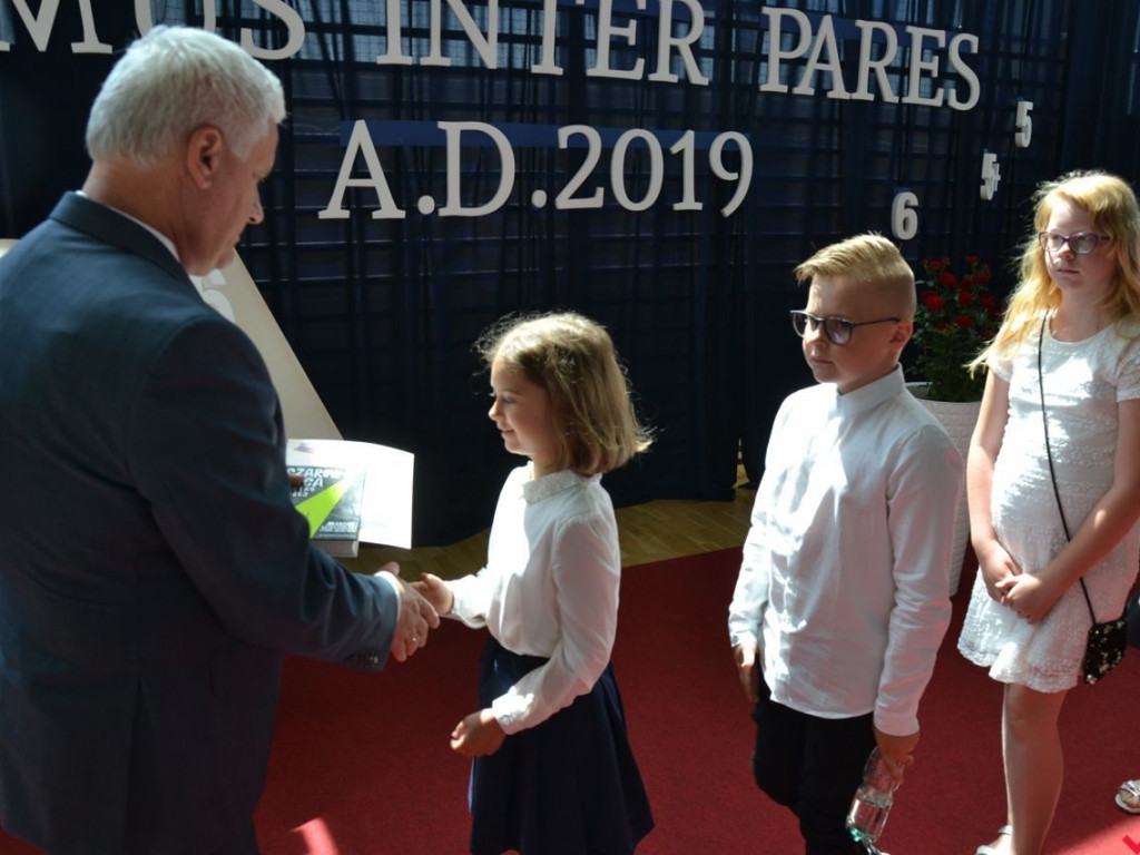 Pierwsi wśród równych. Najlepsi wrzesińscy uczniowie nagrodzeni przez burmistrza