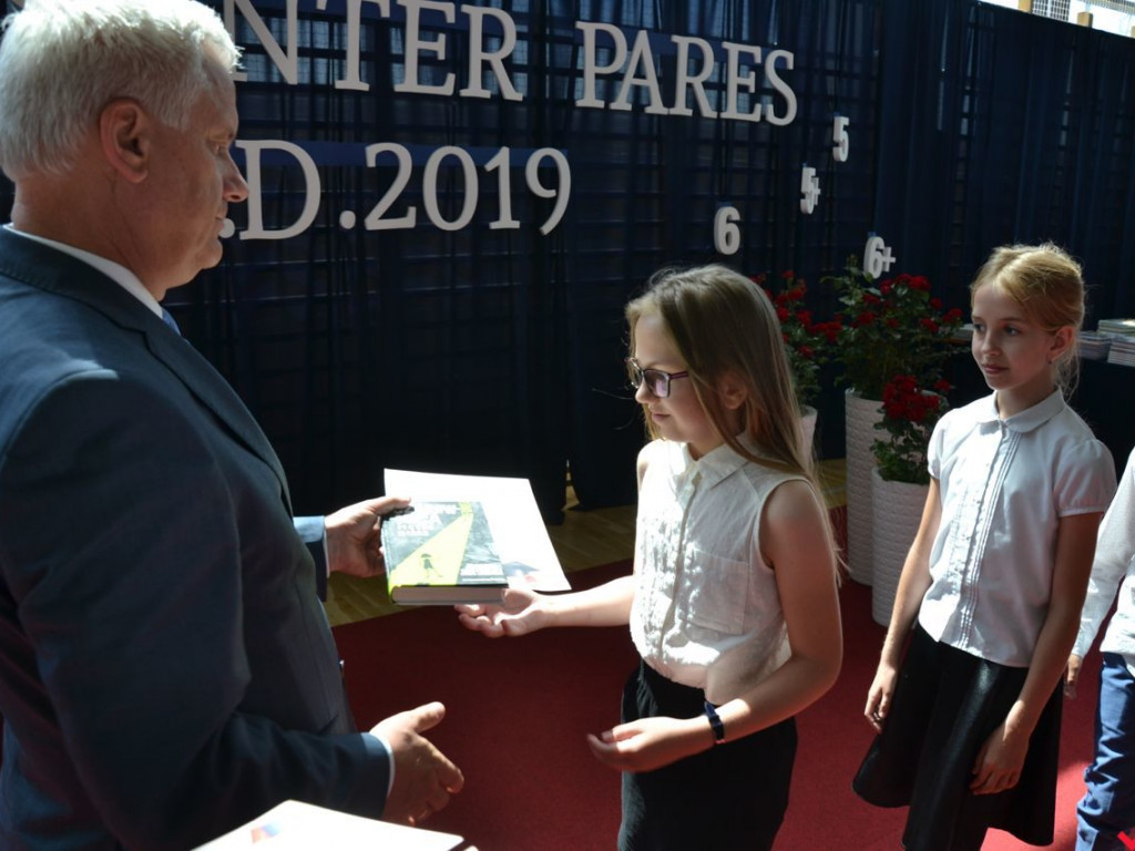 Pierwsi wśród równych. Najlepsi wrzesińscy uczniowie nagrodzeni przez burmistrza