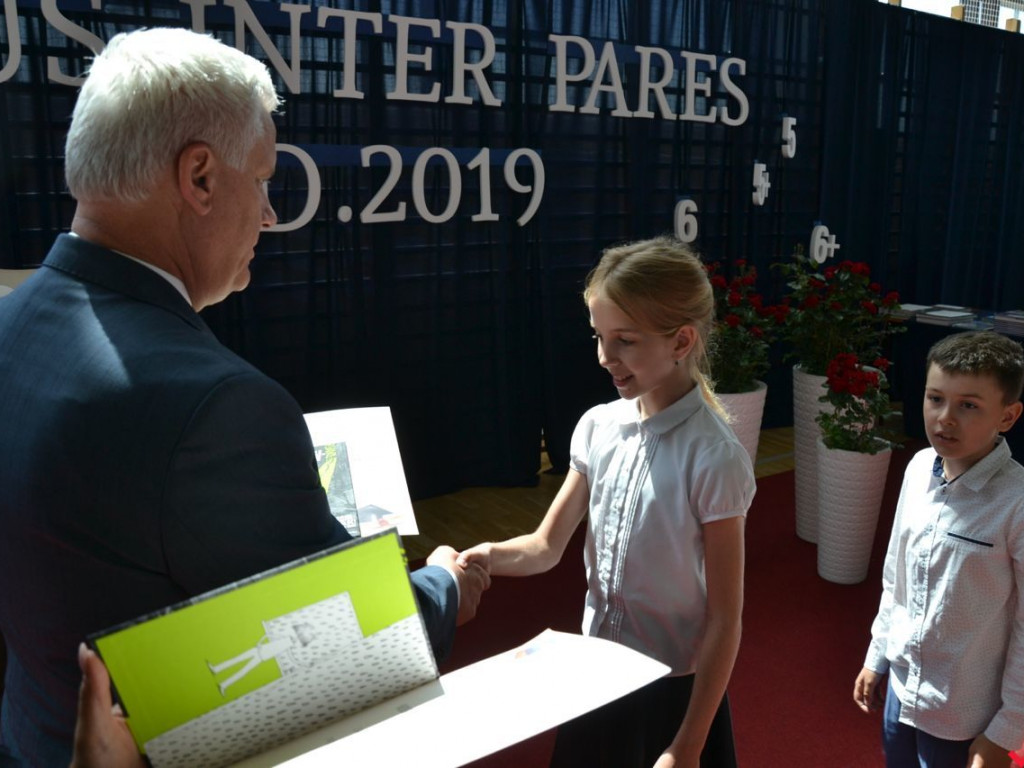 Pierwsi wśród równych. Najlepsi wrzesińscy uczniowie nagrodzeni przez burmistrza