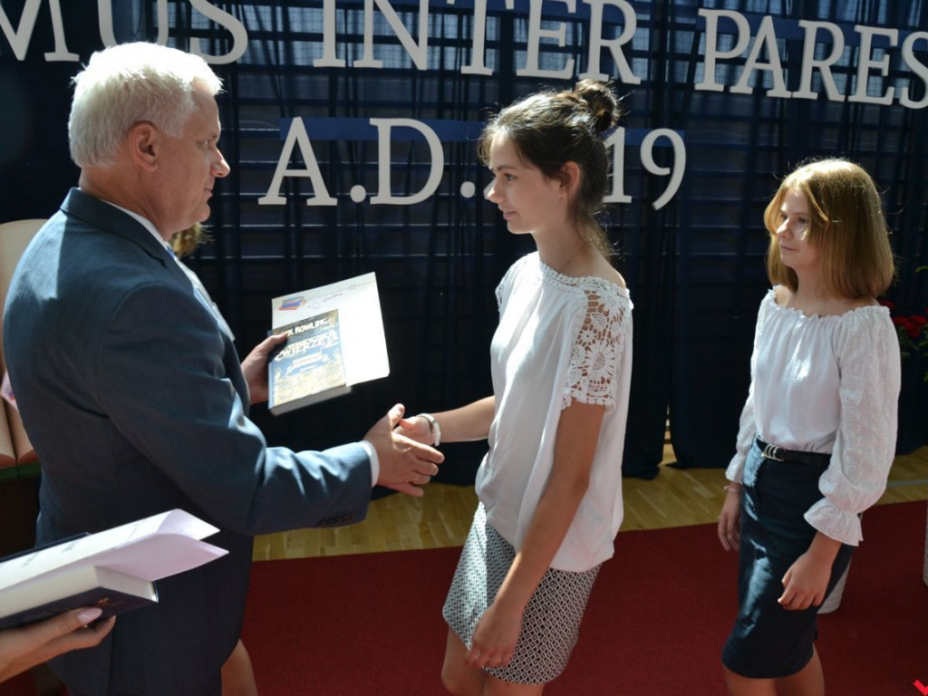 Pierwsi wśród równych. Najlepsi wrzesińscy uczniowie nagrodzeni przez burmistrza