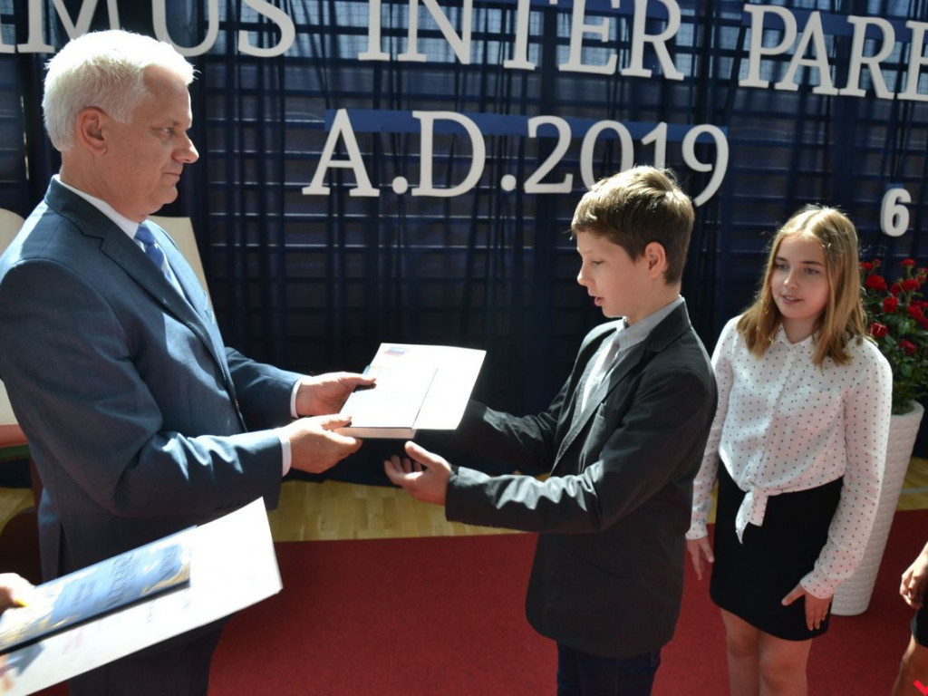 Pierwsi wśród równych. Najlepsi wrzesińscy uczniowie nagrodzeni przez burmistrza
