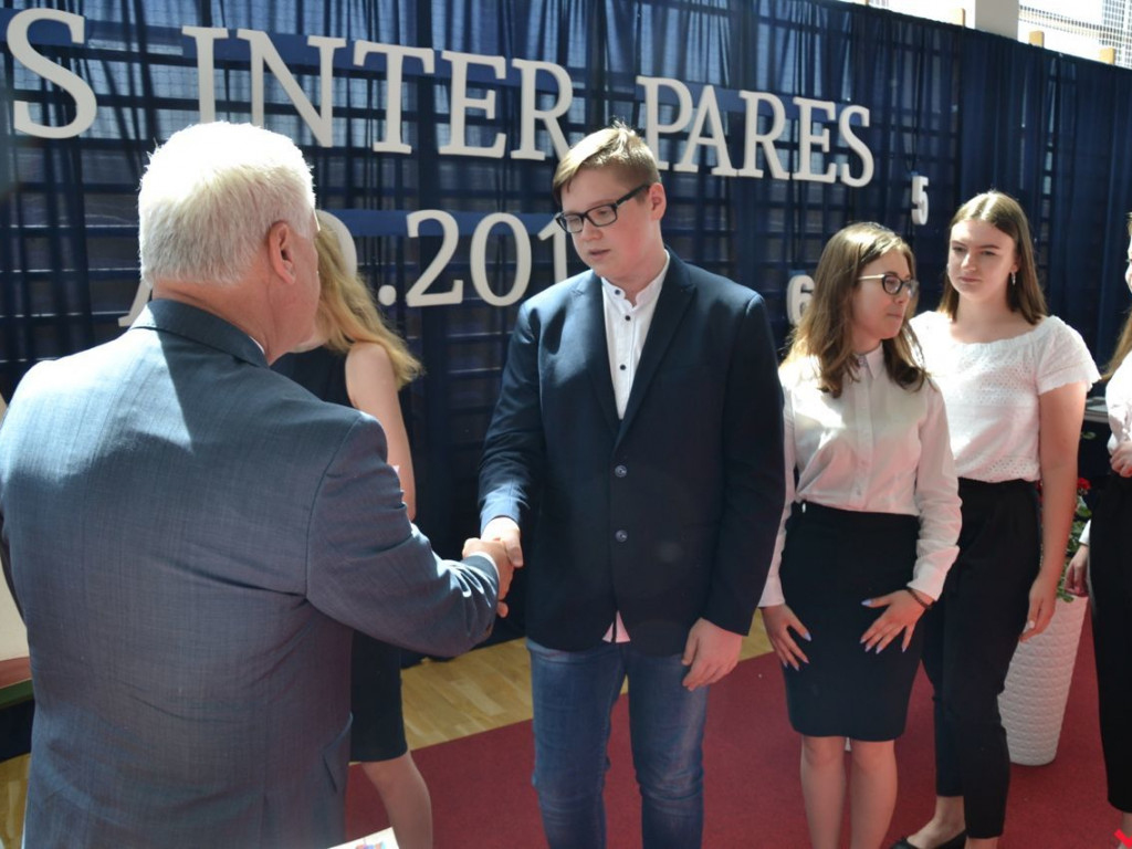 Pierwsi wśród równych. Najlepsi wrzesińscy uczniowie nagrodzeni przez burmistrza