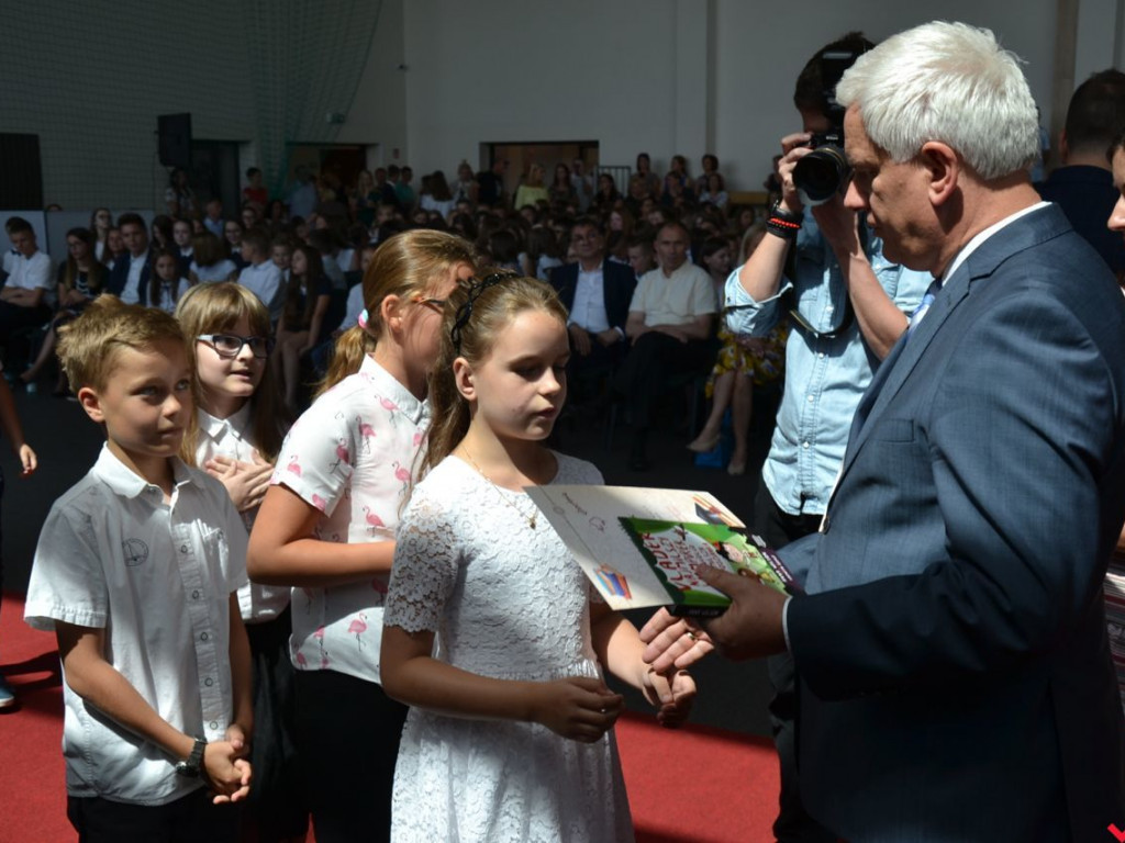 Pierwsi wśród równych. Najlepsi wrzesińscy uczniowie nagrodzeni przez burmistrza