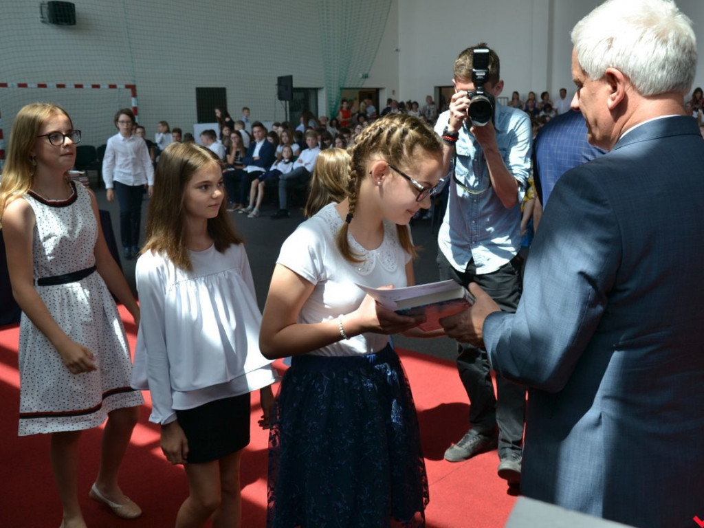 Pierwsi wśród równych. Najlepsi wrzesińscy uczniowie nagrodzeni przez burmistrza