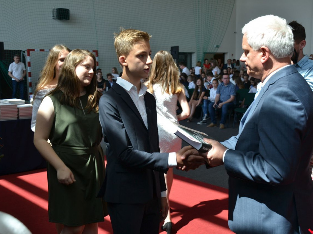 Pierwsi wśród równych. Najlepsi wrzesińscy uczniowie nagrodzeni przez burmistrza