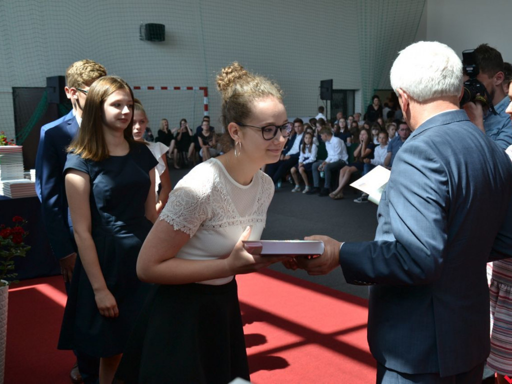 Pierwsi wśród równych. Najlepsi wrzesińscy uczniowie nagrodzeni przez burmistrza