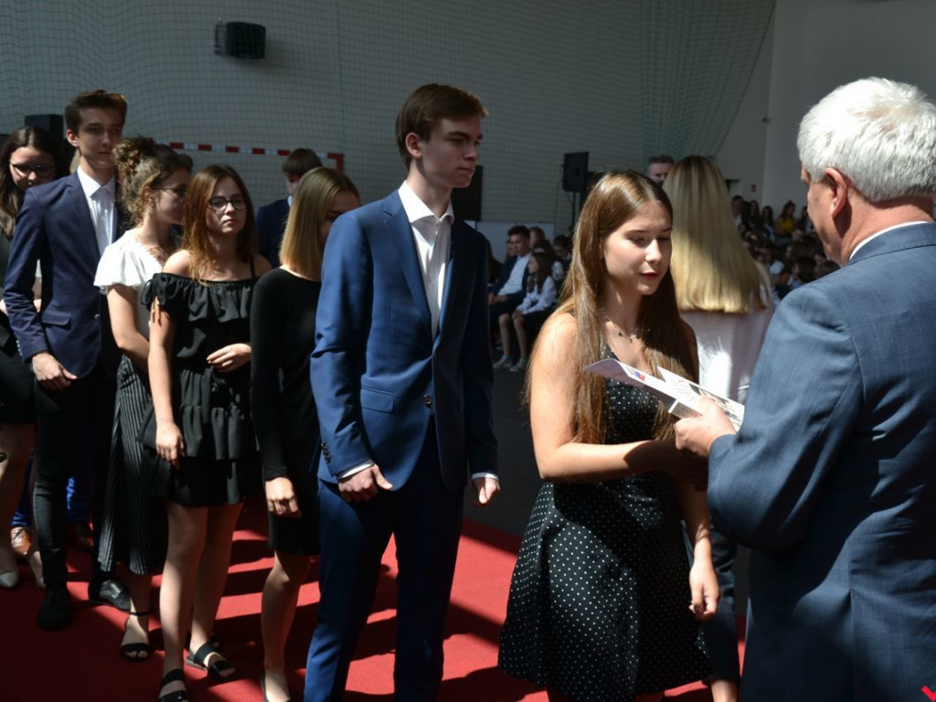 Pierwsi wśród równych. Najlepsi wrzesińscy uczniowie nagrodzeni przez burmistrza