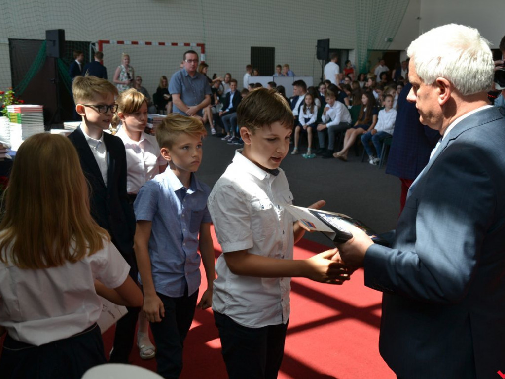 Pierwsi wśród równych. Najlepsi wrzesińscy uczniowie nagrodzeni przez burmistrza