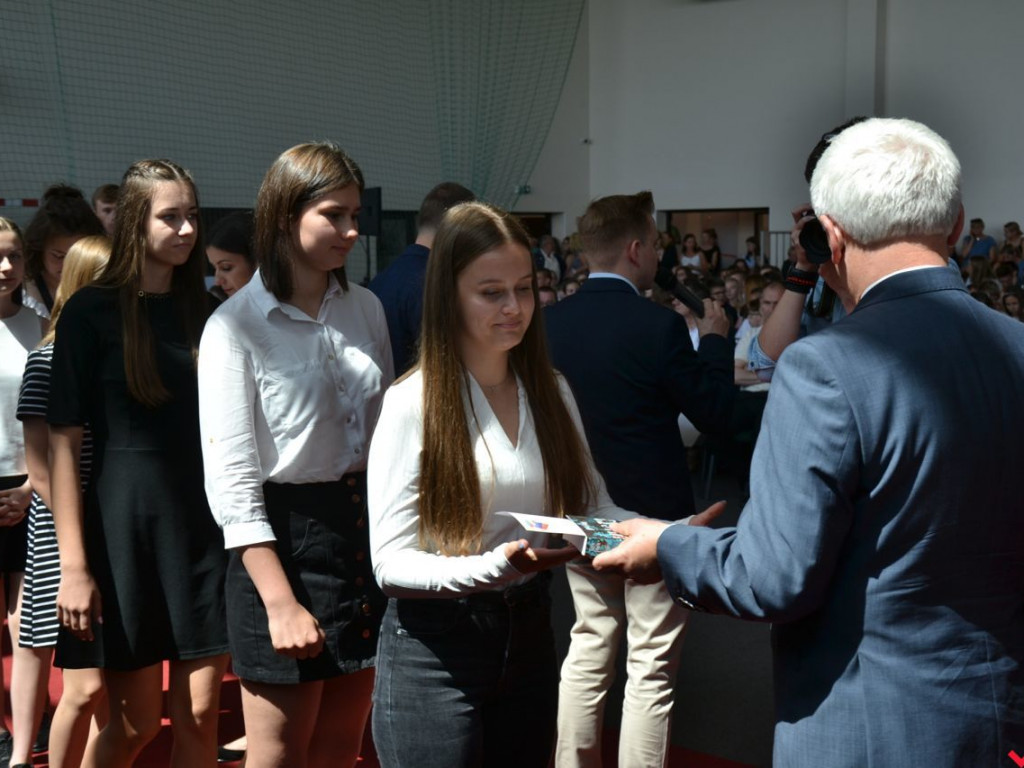 Pierwsi wśród równych. Najlepsi wrzesińscy uczniowie nagrodzeni przez burmistrza