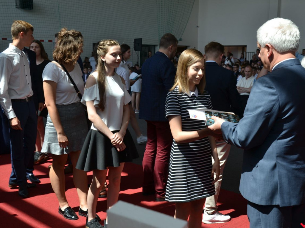 Pierwsi wśród równych. Najlepsi wrzesińscy uczniowie nagrodzeni przez burmistrza
