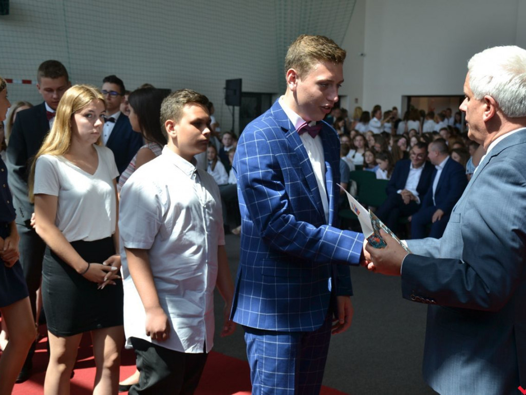Pierwsi wśród równych. Najlepsi wrzesińscy uczniowie nagrodzeni przez burmistrza