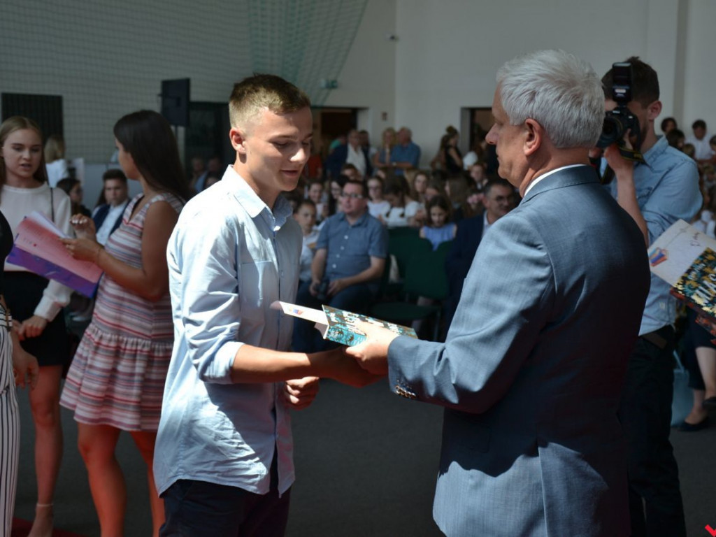 Pierwsi wśród równych. Najlepsi wrzesińscy uczniowie nagrodzeni przez burmistrza