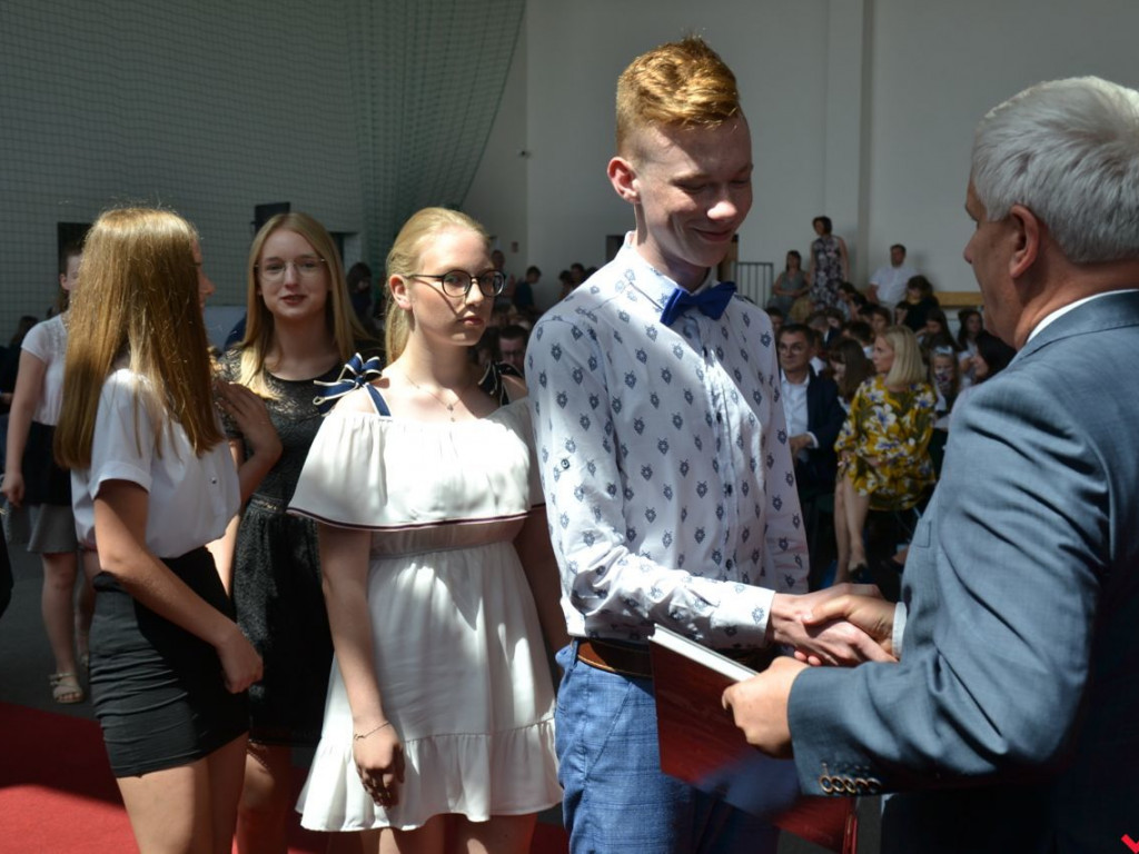 Pierwsi wśród równych. Najlepsi wrzesińscy uczniowie nagrodzeni przez burmistrza