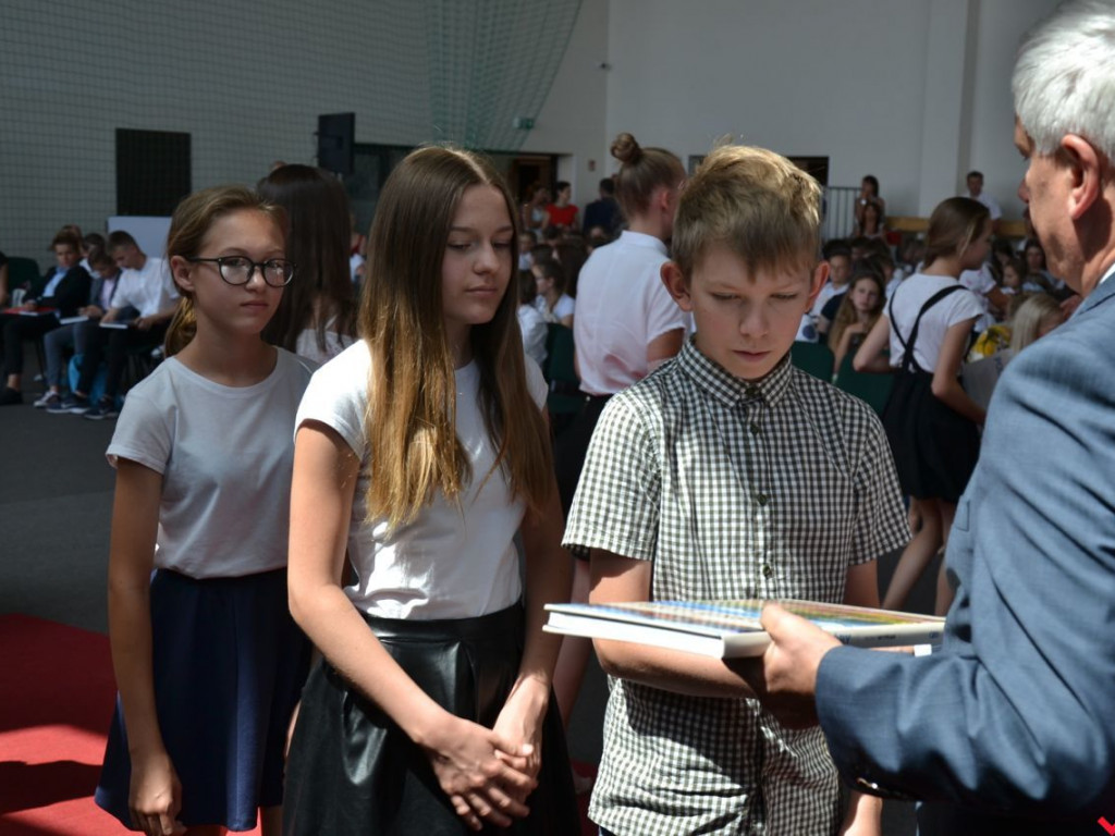Pierwsi wśród równych. Najlepsi wrzesińscy uczniowie nagrodzeni przez burmistrza