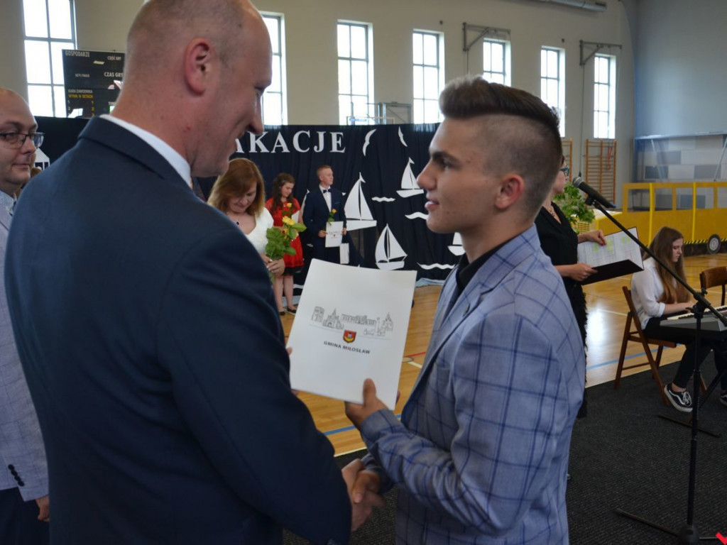 Burmistrz Miłosławia wręczył stypendia najzdolniejszym uczniom