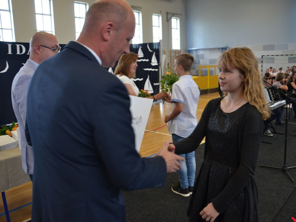 Burmistrz Miłosławia wręczył stypendia najzdolniejszym uczniom