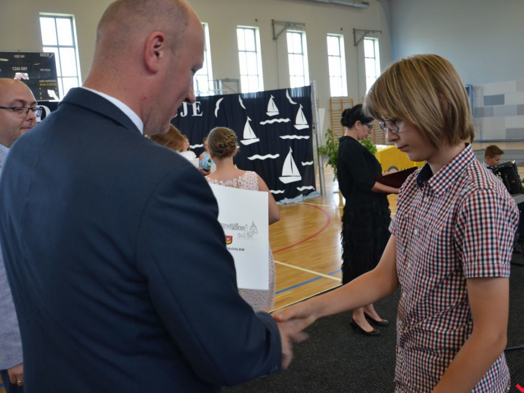 Burmistrz Miłosławia wręczył stypendia najzdolniejszym uczniom