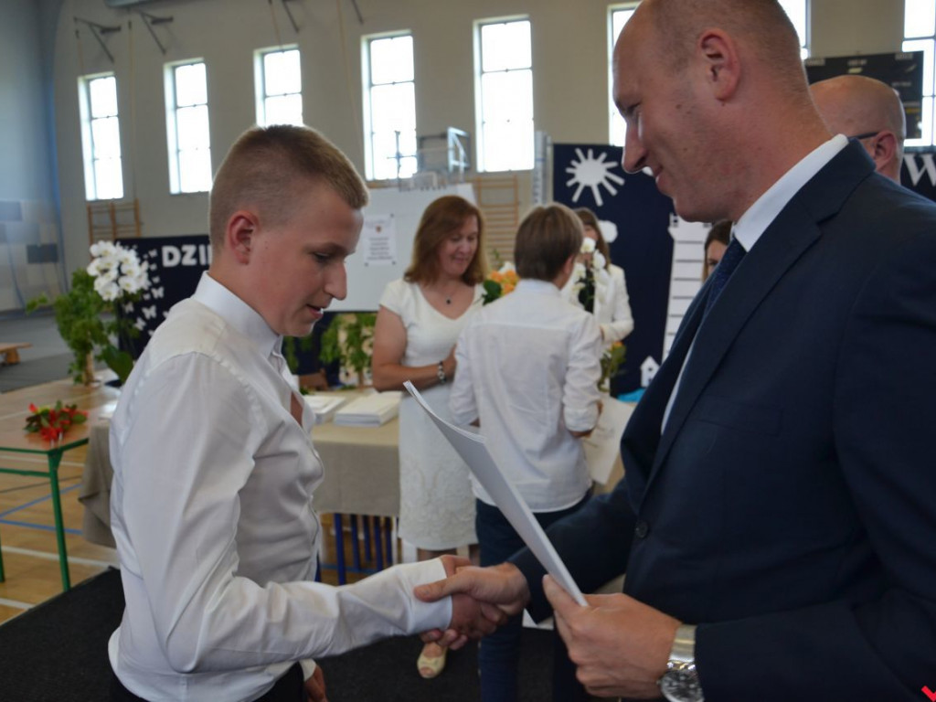 Burmistrz Miłosławia wręczył stypendia najzdolniejszym uczniom