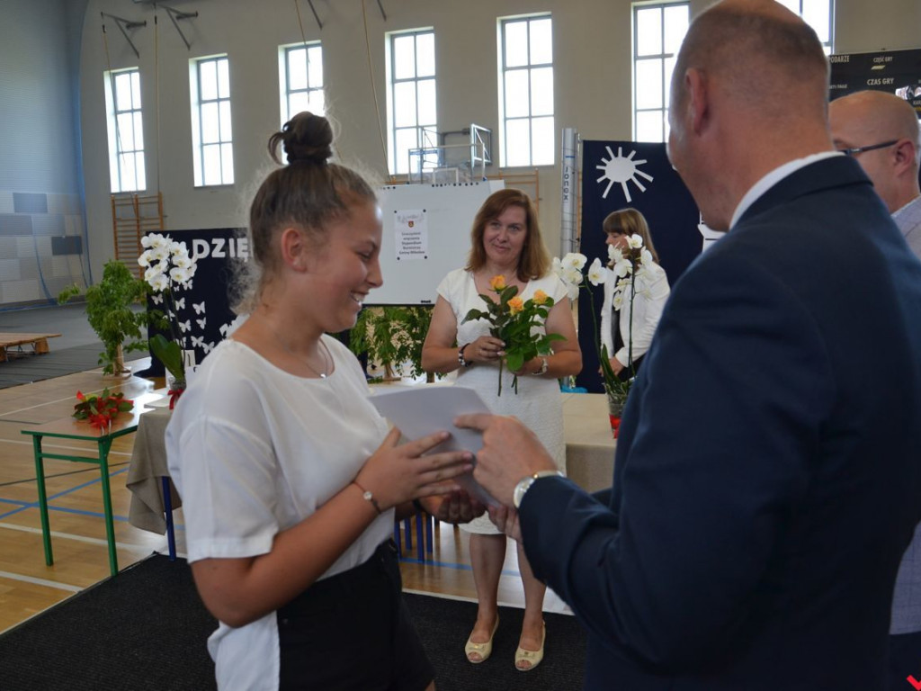 Burmistrz Miłosławia wręczył stypendia najzdolniejszym uczniom