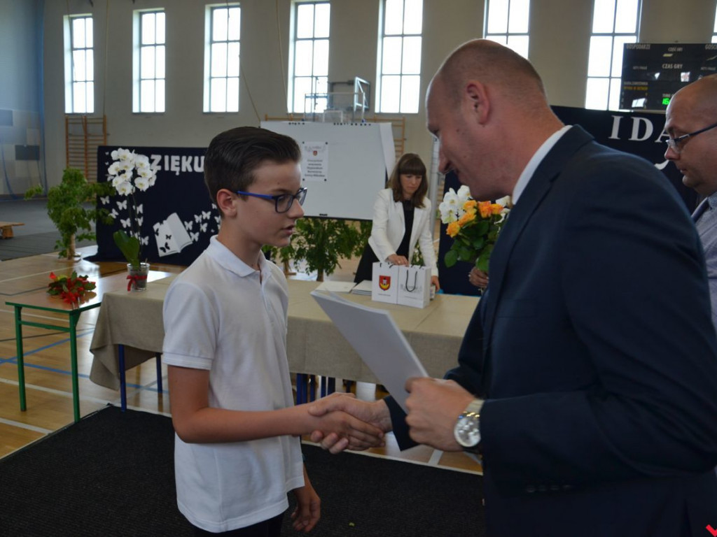 Burmistrz Miłosławia wręczył stypendia najzdolniejszym uczniom